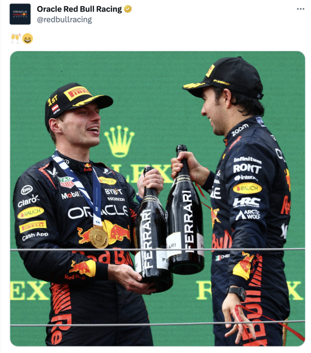 Max Verstappen y Checo Pérez celebran después de una carrera en la pasada campaña de F1.