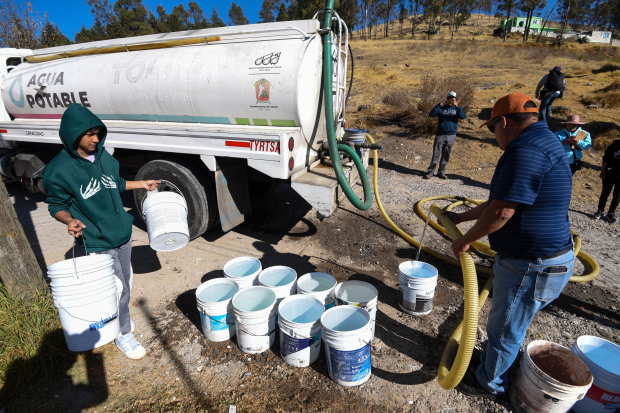 Vecinos del municipio de Toluca, Estado de México, recurren a las pipas de agua del gobierno para abastecerse del vital líquido, ayer.