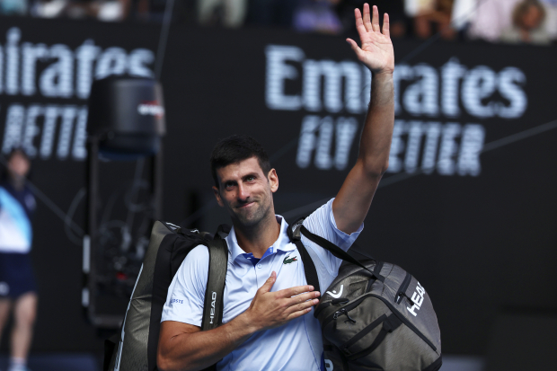 Novak Djokovic saluda al abandonar el Rod Laver Arena tras perder ante Jannik Sinner en las semifinales del Abierto de Australia