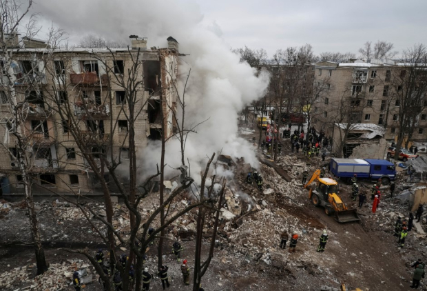 Edificio en Jarkov, Ucrania, dañado por ataque ruso.