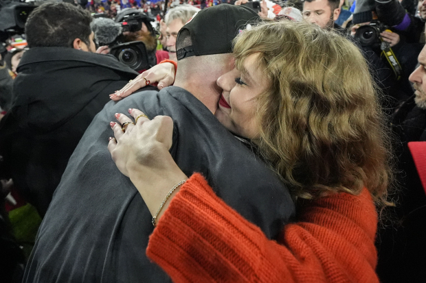 Taylor Swift abraza a Travis Kelce, el ala cerrada de los Kansas City Chiefs, tras el juego por el campeonato de la Conferencia Americana de la NFL