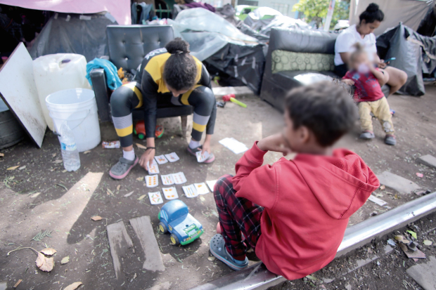 Menores juegan en un campamento migrante instalado en las vías cerca del Metro Misterios, en la Ciudad de México.