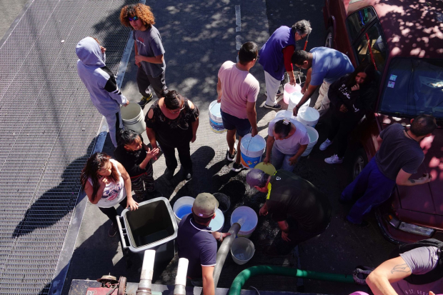 Autoridades de la alcaldía Azcapotzalco enviaron pipas de agua potable a vecinos de la colonia Santa Inés.
