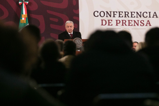 Andrés Manuel López Obrador, Presidente de México, cede la palabra a los reporteros que acuden la mañanera en Palacio Nacional.