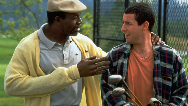 Carl Weather participa en la película de Adam Sandler, "Happy Gilmore", como el entrenador de golf, Chubbs.