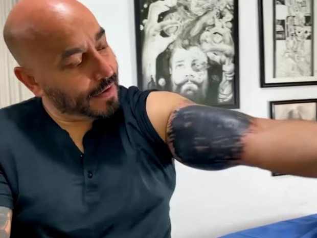 Poco después de terminar su relación, Lupillo cubrió su tatuaje.