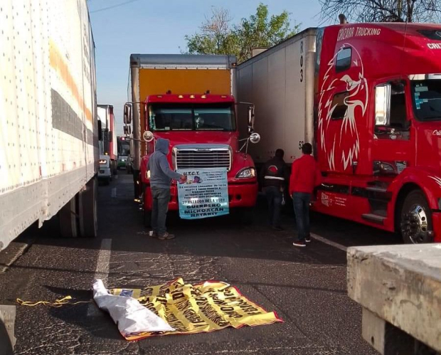 Transportistas se manifiestan en la autopista México-Querétaro para exigir seguridad.