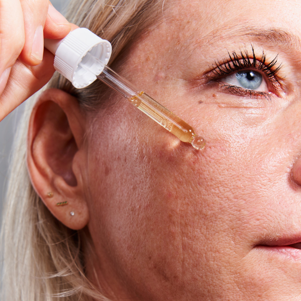 Ya sea en cremas o como serum, el retinol tiene cientos de benficios en la piel.
