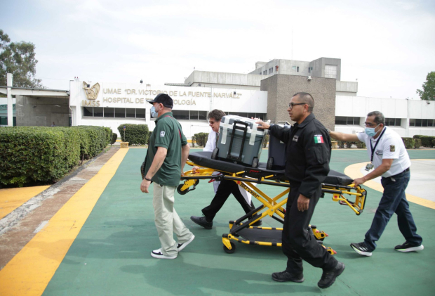 Arribo del primer corazón para donación a una persona de 60 años en el Hospital General del Centro Médico Nacional La Raza. El donante, un joven de 19 años que sufrió muerte encefálica por traumatismo craneoencefálico y cuya familia permitió la procuración multiorgánica.