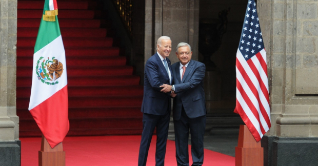AMLO (der.) y Joe Biden (izq.) en reunión.