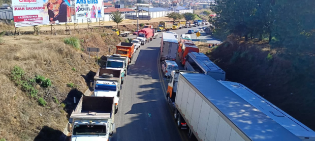 En Chiapas, concesionarios se manifestaron en la carretera Tuxtla Gutiérrez-San Cristóbal de las Casas.