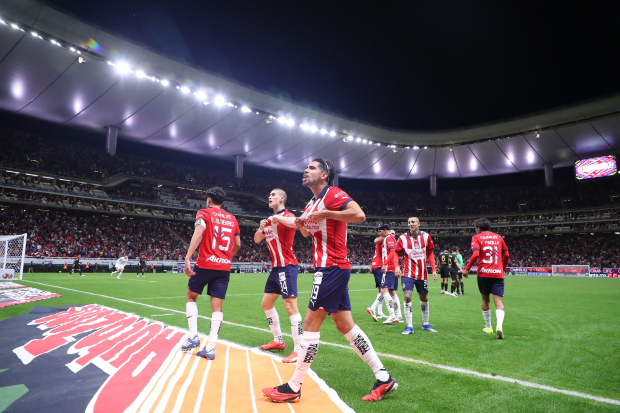 Jugadores de Chivas celebran un gol en el Clausura 2024 de la Liga MX
