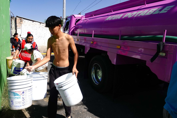Autoridades de Azcapotzalco enviaron pipas de agua potable a vecinos de la colonia Santa Inés, tras el bloqueo en Avenida 16 de septiembre  para exigir el suministro del agua.
