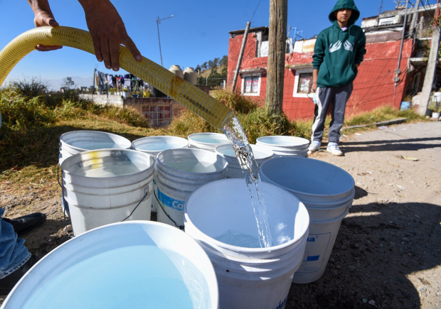 Vecinos de 55 colonias de Toluca se han visto afectados por la disminución en el suministro de agua proveniente del Sistema Cutzamala, ante este problemática los habitantes almacenan agua en cubetas.