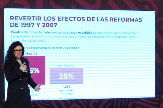 Luisa María Alcalde, secretaria de Gobernación, explica a la prensa la reforma constitucional en el tema de las pensiones.