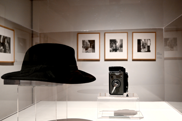 Se exhiben un sombrero y cámara de la fotógrafa, además de autorretratos.