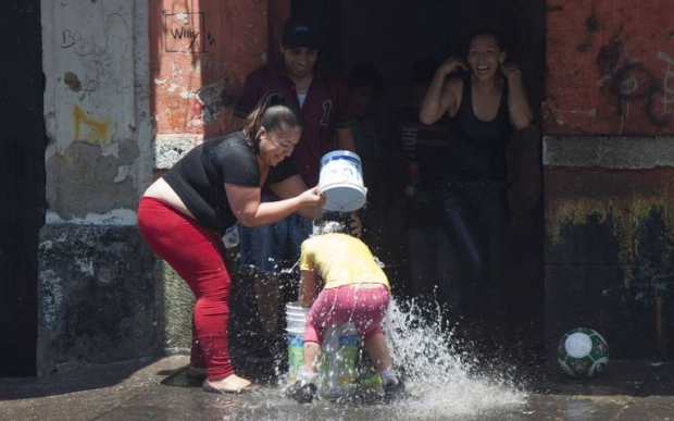 El desperdicio de agua en el Estado de México se castiga con multa en ciertos municipios.