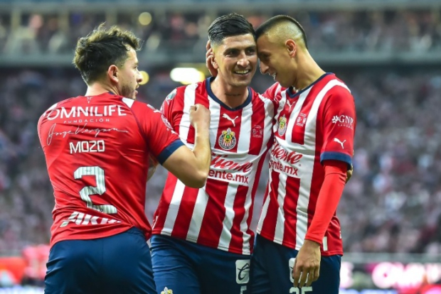 Alan Mozo y 'Pocho' Guzmán celebran un gol con Chivas