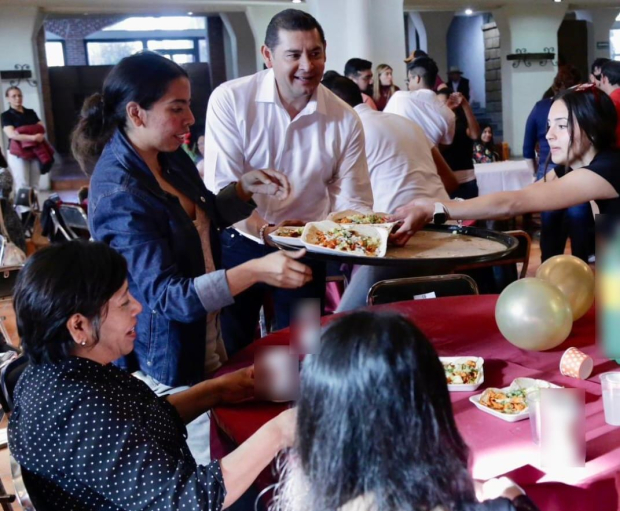 El senador Alejandro Armenta sirve alimentos durante el encuentro con jóvenes líderes en Puebla.