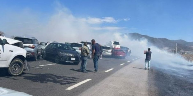 El choque múltiple ocurrió cerca de las 12:30 en las inmediaciones del kilómetro 6.9 de la nueva autopista de cuota Toluca-Naucalpan.