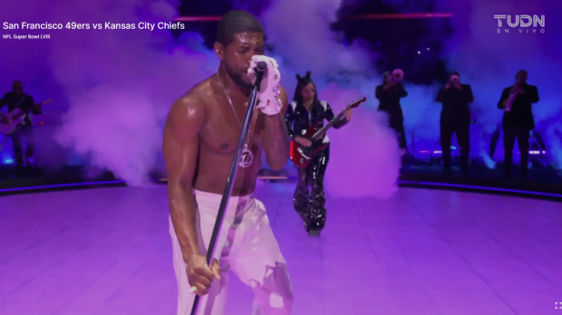 Usher se quitó la playera en el Medio Tiempo del Super Bowl se quedó sin ropa