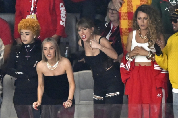 Ice Spice, Ashley Avignone, Taylor Swift y Blake Lively en el Super Bowl