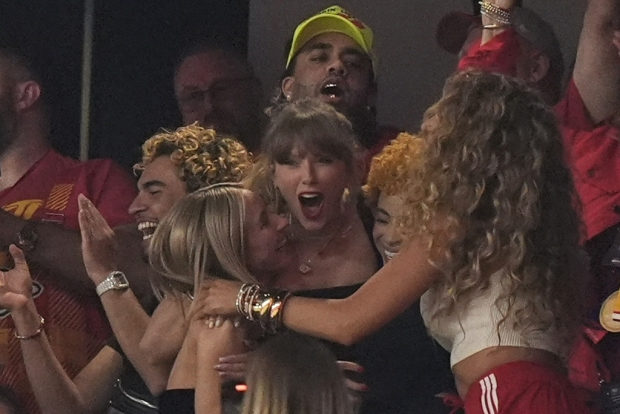 Taylor Swift celebrando con sus amigas Ashley Avignone, Ice Spice y Blake Lively en el Super Bowl la anotación del equipo de su novio