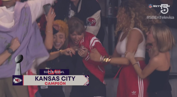 Momento en el que Taylor Swift celebra el triunfo de los Kansas City en el Super Bowl