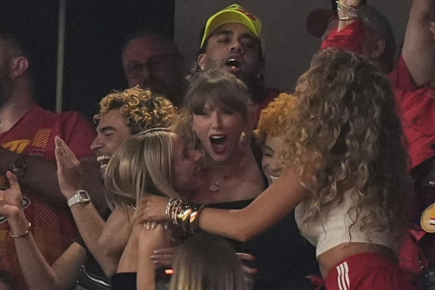 Taylor Swift roba cámaras durante el Super Bowl.