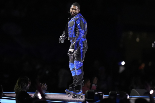 Usher con su look Off-White en el Super Bowl