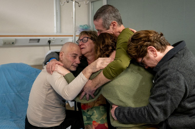 Fernando Marman (de pie) y Luis Har (de beige)abrazan de nuevo a sus familias, ayer, luego de 129 días secuestrados.