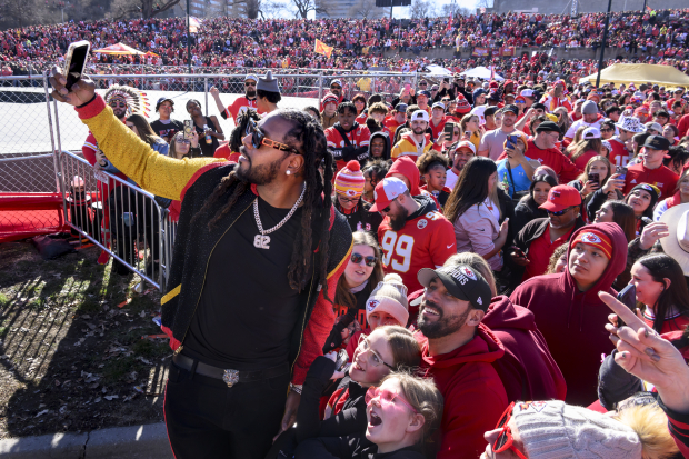 Dwayne Bowe, exreceptor abierto de los Chiefs, se toma una selfie con los seguidores del equipo de Kansas City.