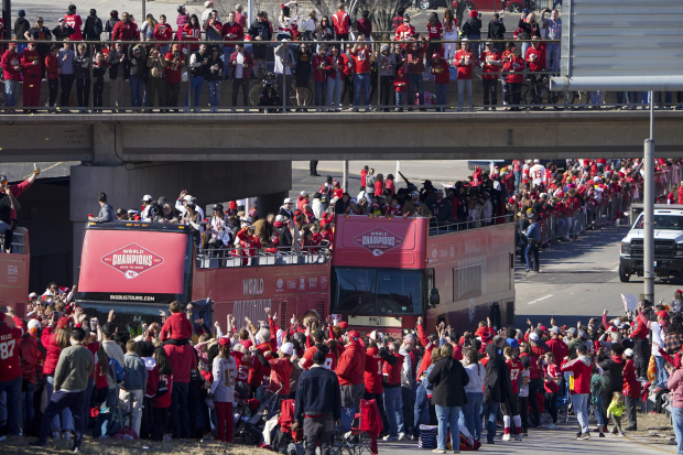 Aficionados de los Kansas City Chiefs durante el desfile con motivo de los festejos por el título del Super Bowl LVIII de la NFL.