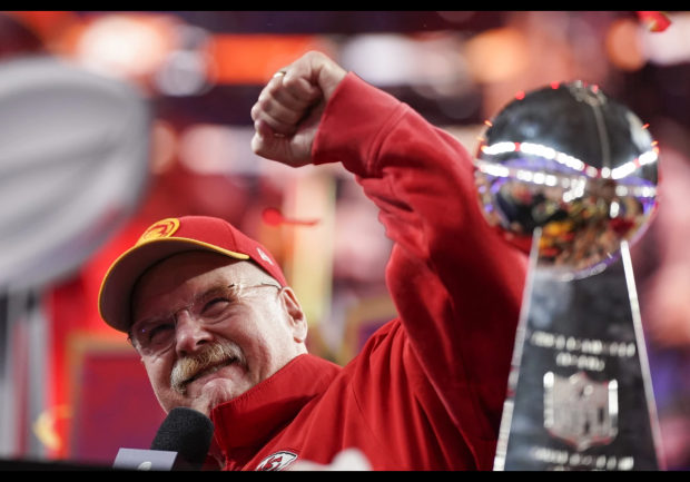 Andy Reid celebra el campeonato del Super Bowl LVIII