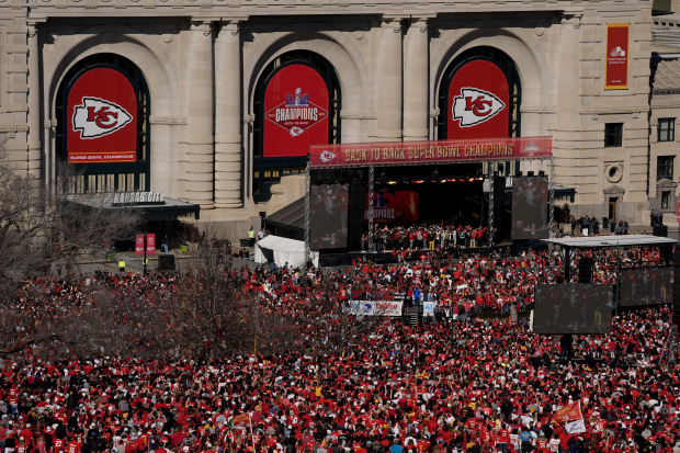 Aficionados de los Chiefs durante las celebraciones en Kansas City por la obtención del Super Bowl LVIII de la NFL.