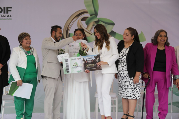 Presidenta del DIF felicita a parejas en matrimonios colectivos gratuitos, promoviendo bienestar y certeza jurídica en Soledad de Graciano Sánchez.