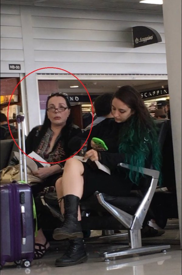 Sasha Montenegro y su hija Nábila captadas en el aeropuerto
