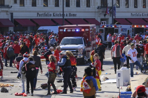 La policía despeja el área después de un tiroteo en la celebración del Super Bowl del equipo de fútbol americano Kansas City Chiefs en Kansas City, Misuri, el miércoles 14 de febrero de 2024.