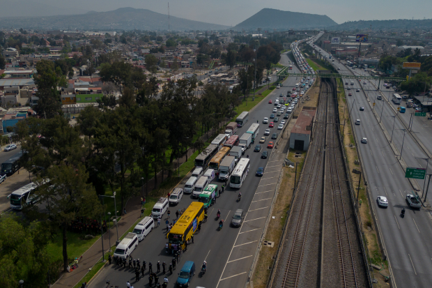 En calzada Ignacio Zaragoza, muy pocos camiones provocaron un enorme embotellamiento al bajar del Puente de la Concordia, a la entrada a la CDMX, ayer.
