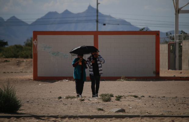 Dos mujeres se protegen del calor en Ciudad Juárez.