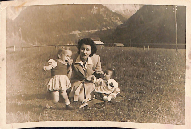 Alaíde con sus hijos, Julio y Mario Solórzano Foppa,  en el verano de 1947, en algún punto de los Alpes franceses.