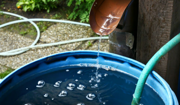 Capta agua de lluvias para su uso en casa.