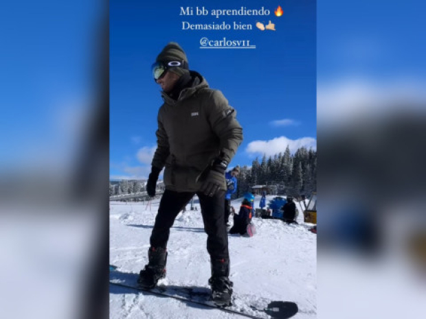 Carlos Vela disfruta de sus vacaciones haciendo snowboarding