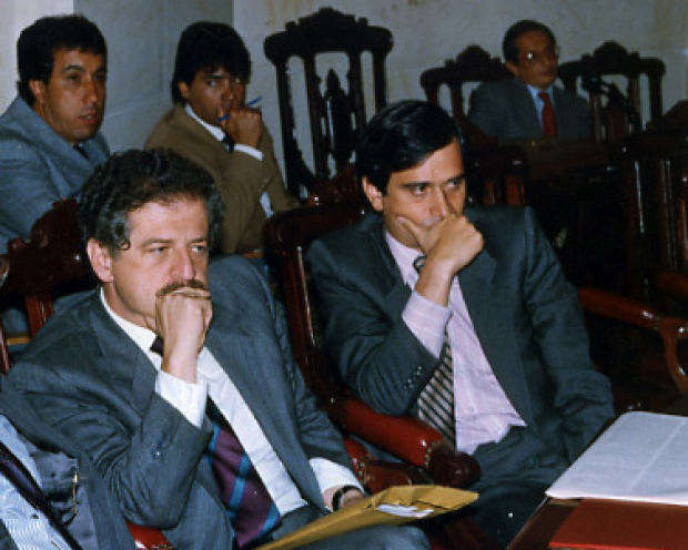 Luis Carlos Galán (izq.), candidato a la presidencia de Colombia en 1989.