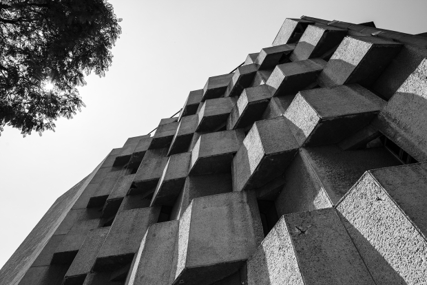 En algunos de los edificios brutalistas se pueden observar otras características o influencias de la arquitectura de aquellos años como el minimalismo, el funcionalismo y el racionalismo.