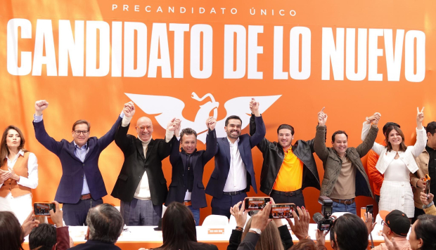 Líderes de MC, tras registrar a Álvarez Máynez (centro) como precandidato presidencial, el 19 de enero.