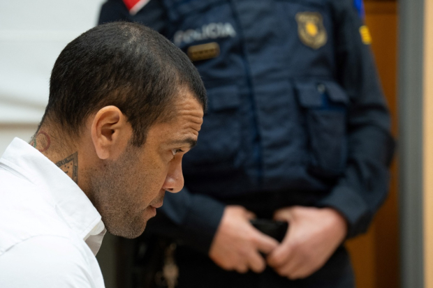 Dani Alves fue sentenciado a 4 años y medio de prisión por violación en Barcelona.