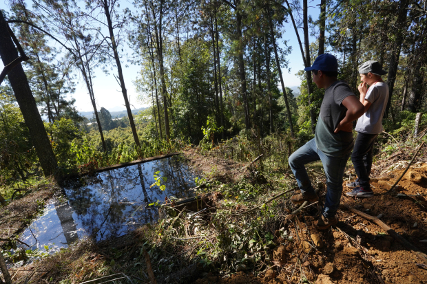 Pobladores de Michoacán descubren una toma clandestina de agua.