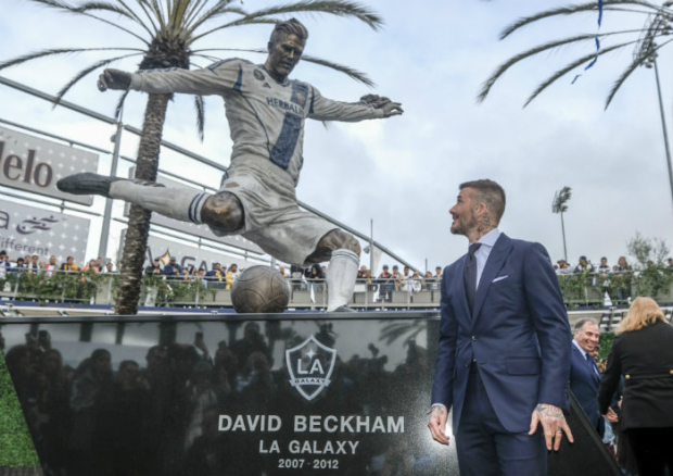 David Beckham junto a su estatua en el Dignity Health Sports Park