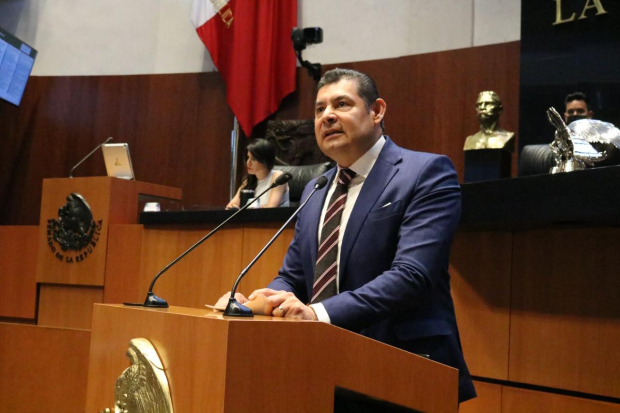Senador Alejandro Armenta anuncia su separación del cargo para cumplir con la ley electoral.